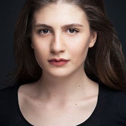 娜茲·恰拉·厄馬克 飾演 Ahu