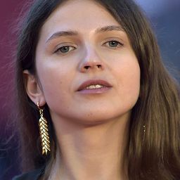 Anisia Stasevich 飾演 Yuna