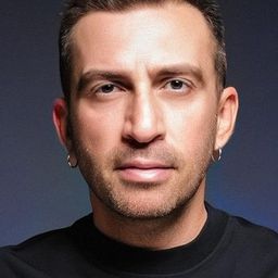 爾丹·葉那斯 飾演 Kahraman