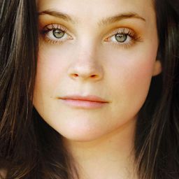 Lynn Mancinelli 飾演 Shirley