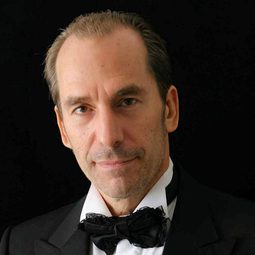 Lemmy Constantine - 愛之頌演員 飾演U.S. Assistant