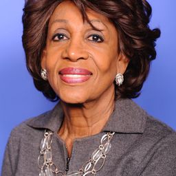 Maxine Waters 飾演 Self