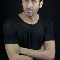 維克多·班朱玫亞 飾演 Hombre de la barca