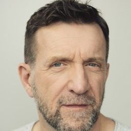 Roger Léger 飾演 Roger