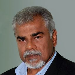 沙拉蒂·瑟斯納 飾演 Commissioner Srikanth