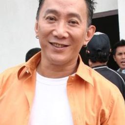 羅比·涂墨武 飾演 A Miauw / Ayah A Ling (Pemilik Toko Sinar Harapan)