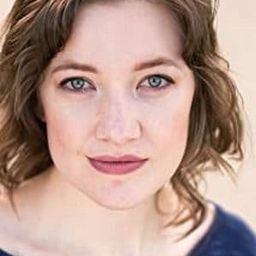 Rebekah Cook 飾演 HR Clerk