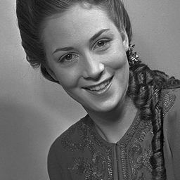 Lily Weiding 飾演 Juhl