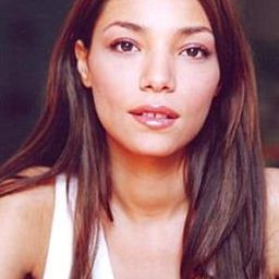 Ynda Rouya 飾演 Justine