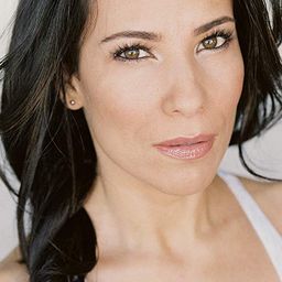 Jossara Jinaro 飾演 Loli