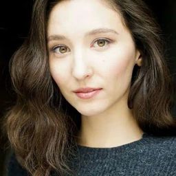 Aruhan Galieva 飾演 Roza