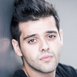 Tigran Mekhitarian 飾演 Missak Manouchian