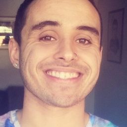 Ollie Douglas 飾演 