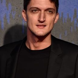 安德烈亞·拉坦齊 飾演 Emanuele