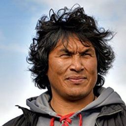 Johnny Issaluk 飾演 Charlie