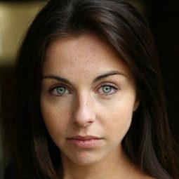 Louisa Lytton 飾演 Imogen