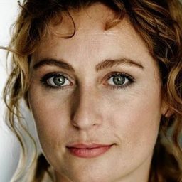 Patricia Schumann 飾演 Nanna