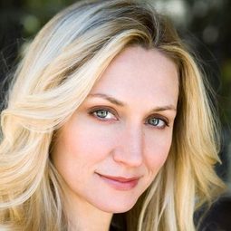 Delaine Yates 飾演 Miriam Fröhlich