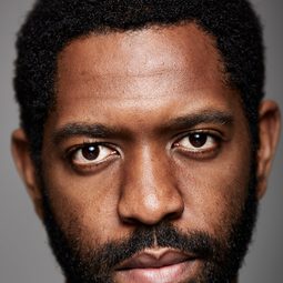 Jonathan Nyati - 白金漢謀殺案演員 飾演DS Cowden