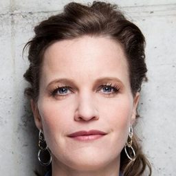 Anna von Berg 飾演 Petra Schneider