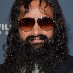 Suresh John 飾演 Amir