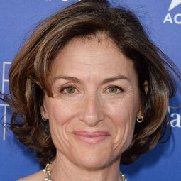 芭芭拉·威廉斯 飾演 Karen