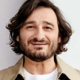 Vassilis Haralambopoulos 飾演 Mihalis Karmaniolis