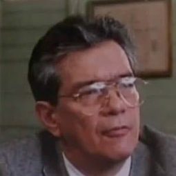 Pocholo Montes 飾演 Father of Bernie