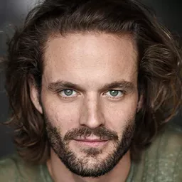 Tim Fellingham 飾演 Michael