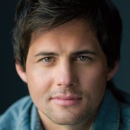 克里斯多福·普哈拉 - Rocky Mountain Christmas演員 飾演Graham