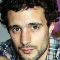 Samuel Achache - 刺蝟優雅演員 飾演Tibère