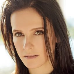 Starlise Waschuk 飾演 Georgia Somers