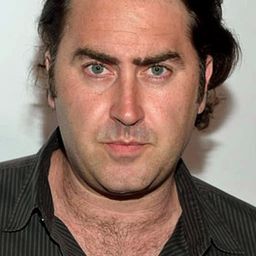 Bobby Roe 飾演 Bobby