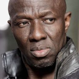 Youl Samare 飾演 Doorman