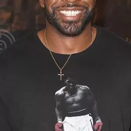 Alexander Henderson 飾演 