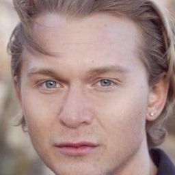 Trond Nilssen 飾演 Olav / C-1