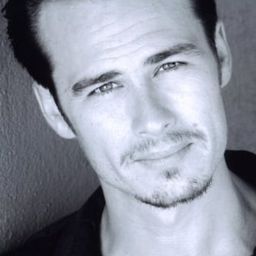 Liam Waite 飾演 Young Carter