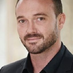 尼斯·卡拉森 飾演 Dawid