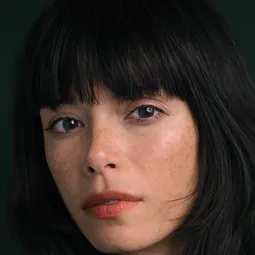 Mitzi Akaha 飾演 Justine