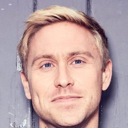 Russell Howard 飾演 Artist