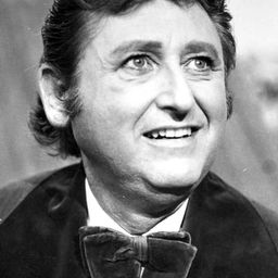 Luis Manuel Pelayo 飾演 Mike Oropeza