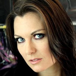 Katarina Leigh Waters 飾演 Simona