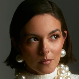 茱莉葉·芮絲垂波 - 終極罰球演員 飾演Luz Dary