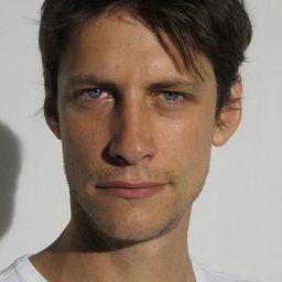 Freddy Drabble 飾演 Apollo