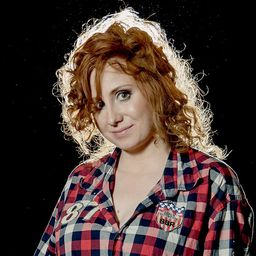 歐佳·薩爾欽斯卡 飾演 Elka