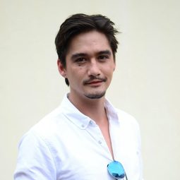 亞萊特愛華靈咸 - Kalayaan演員 飾演Julian