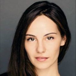 Mirela Burke - 與危險同眠演員 飾演Christina