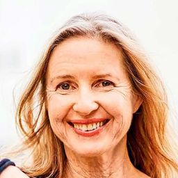 Anne Tenney 飾演 Sarah