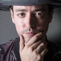 胡戈朱拉查克查克拉邦瑟 飾演 Vodka