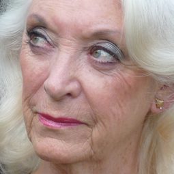 Claire Johnston 飾演 Old Female Teacher